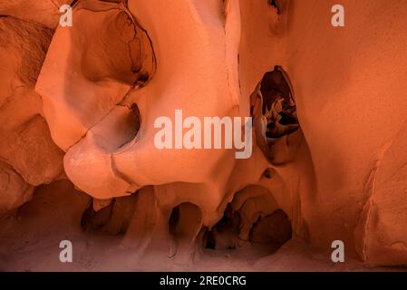 Can Riera Höhlen und ihre Umgebung, die durch die Erosion von rötlichem Ton und Sedimentgestein im Garraf-Massiv (Barcelona, Katalonien, Spanien) entstanden sind Stockfoto