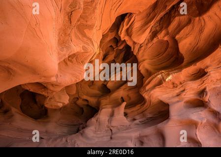 Can Riera Höhlen und ihre Umgebung, die durch die Erosion von rötlichem Ton und Sedimentgestein im Garraf-Massiv (Barcelona, Katalonien, Spanien) entstanden sind Stockfoto