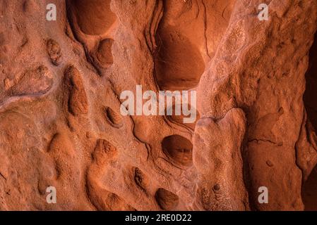 Can Riera Höhlen und ihre Umgebung, die durch die Erosion von rötlichem Ton und Sedimentgestein im Garraf-Massiv (Barcelona, Katalonien, Spanien) entstanden sind Stockfoto