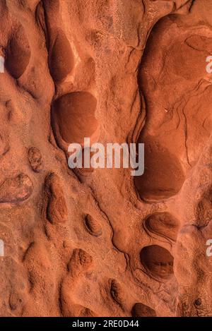 Can Riera Höhlen und ihre Umgebung, die durch die Erosion von rötlichem Ton und Sedimentgestein im Garraf-Massiv (Barcelona, Katalonien, Spanien) entstanden sind Stockfoto