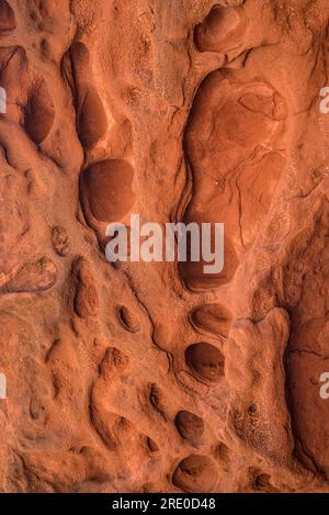 Can Riera Höhlen und ihre Umgebung, die durch die Erosion von rötlichem Ton und Sedimentgestein im Garraf-Massiv (Barcelona, Katalonien, Spanien) entstanden sind Stockfoto