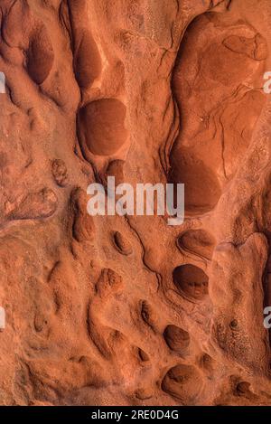 Can Riera Höhlen und ihre Umgebung, die durch die Erosion von rötlichem Ton und Sedimentgestein im Garraf-Massiv (Barcelona, Katalonien, Spanien) entstanden sind Stockfoto