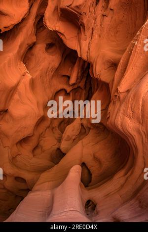 Can Riera Höhlen und ihre Umgebung, die durch die Erosion von rötlichem Ton und Sedimentgestein im Garraf-Massiv (Barcelona, Katalonien, Spanien) entstanden sind Stockfoto