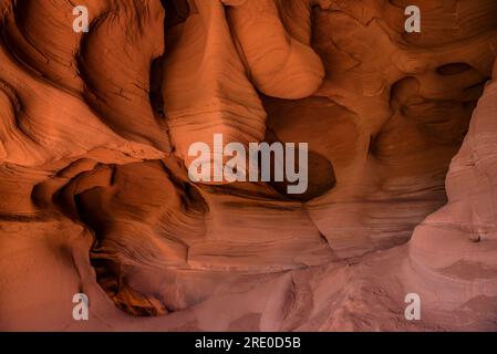 Can Riera Höhlen und ihre Umgebung, die durch die Erosion von rötlichem Ton und Sedimentgestein im Garraf-Massiv (Barcelona, Katalonien, Spanien) entstanden sind Stockfoto