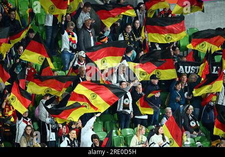 Melbourne, Australien. 24. Juli 2023. Fans jubeln vor dem Gruppenspiel H zwischen Deutschland und Marokko bei der FIFA Women's World Cup 2023 in Melbourne, Australien, am 24. Juli 2023. Kredit: Li Yibo/Xinhua/Alamy Live News Stockfoto