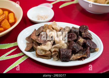 Köstliche koreanische Küche, Sundae, Blutwurst aus dampfenden Därmen gefüllt mit Glasnudeln auf dem Markt für Street Food. Stockfoto