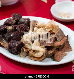 Köstliche koreanische Küche, Sundae, Blutwurst aus dampfenden Därmen gefüllt mit Glasnudeln auf dem Markt für Street Food. Stockfoto