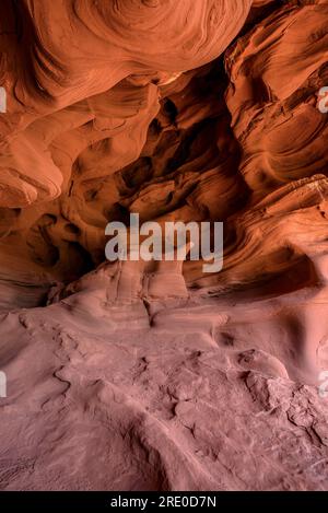 Can Riera Höhlen und ihre Umgebung, die durch die Erosion von rötlichem Ton und Sedimentgestein im Garraf-Massiv (Barcelona, Katalonien, Spanien) entstanden sind Stockfoto