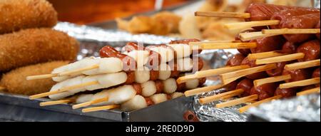 Köstliche koreanische Küche Tteokbokki, leckerer würziger Reiskuchen mit Würstchen, Eier auf dem Markt für Street Food Snacks. Stockfoto