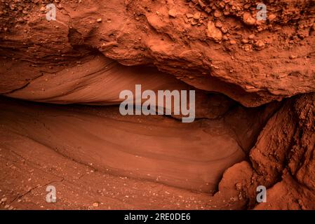 Can Riera Höhlen und ihre Umgebung, die durch die Erosion von rötlichem Ton und Sedimentgestein im Garraf-Massiv (Barcelona, Katalonien, Spanien) entstanden sind Stockfoto