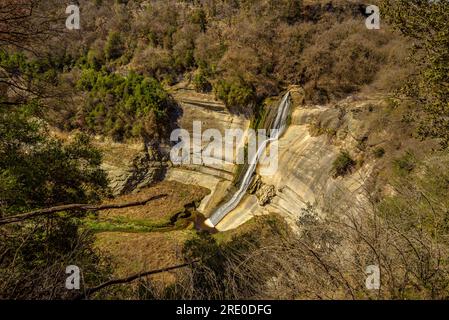 Salt del Cabrit Wasserfall und Umgebung mit dem trockenen Sau-Reservoir während der Dürre 2022-23 (Osona, Barcelona, Katalonien, Spanien) Stockfoto