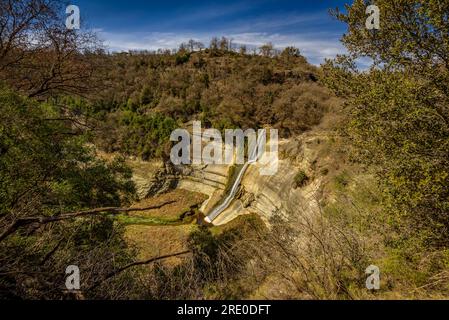 Salt del Cabrit Wasserfall und Umgebung mit dem trockenen Sau-Reservoir während der Dürre 2022-23 (Osona, Barcelona, Katalonien, Spanien) Stockfoto