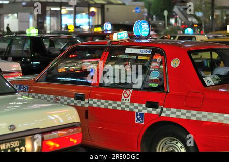 Ein Daiichi Taxi warten auf Fahrgäste am Bahnhof JR Yokohama, Kanagawa, Japan JP Stockfoto