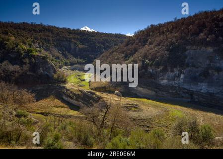 Salt del Cabrit Wasserfall und Umgebung mit dem trockenen Sau-Reservoir während der Dürre 2022-23 (Osona, Barcelona, Katalonien, Spanien) Stockfoto