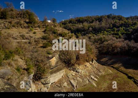 Salt del Cabrit Wasserfall und Umgebung mit dem trockenen Sau-Reservoir während der Dürre 2022-23 (Osona, Barcelona, Katalonien, Spanien) Stockfoto