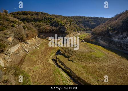 Salt del Cabrit Wasserfall und Umgebung mit dem trockenen Sau-Reservoir während der Dürre 2022-23 (Osona, Barcelona, Katalonien, Spanien) Stockfoto