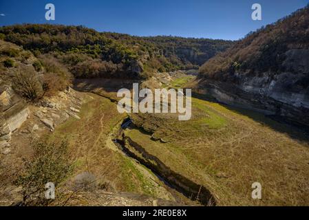 Salt del Cabrit Wasserfall und Umgebung mit dem trockenen Sau-Reservoir während der Dürre 2022-23 (Osona, Barcelona, Katalonien, Spanien) Stockfoto