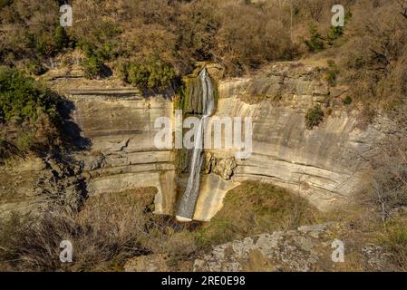 Salt del Cabrit Wasserfall und Umgebung mit dem trockenen Sau-Reservoir während der Dürre 2022-23 (Osona, Barcelona, Katalonien, Spanien) Stockfoto