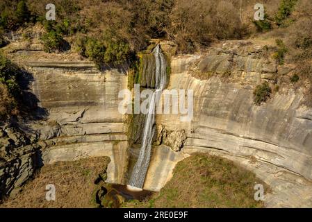 Salt del Cabrit Wasserfall und Umgebung mit dem trockenen Sau-Reservoir während der Dürre 2022-23 (Osona, Barcelona, Katalonien, Spanien) Stockfoto