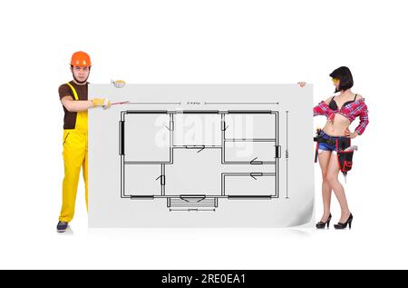 Frau und Baumeister halten Poster mit Bauplan Stockfoto