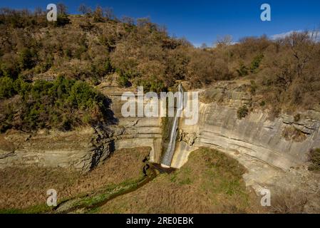 Salt del Cabrit Wasserfall und Umgebung mit dem trockenen Sau-Reservoir während der Dürre 2022-23 (Osona, Barcelona, Katalonien, Spanien) Stockfoto