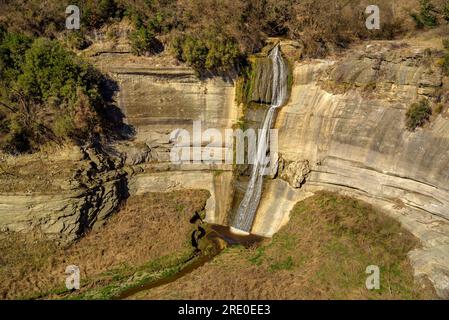 Salt del Cabrit Wasserfall und Umgebung mit dem trockenen Sau-Reservoir während der Dürre 2022-23 (Osona, Barcelona, Katalonien, Spanien) Stockfoto