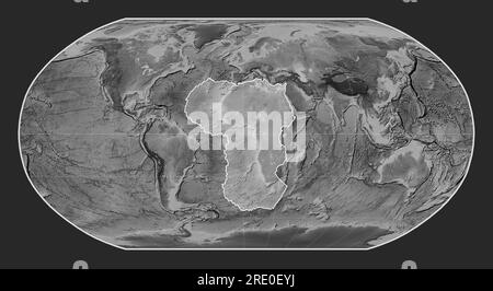 Afrikanische tektonische Platte auf der Grauskala-Elevationskarte in der Robinson-Projektion meridional zentriert. Stockfoto