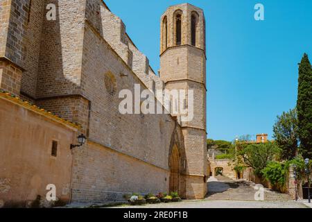 Ein seitlicher Blick auf die Fassade und den Glockenturm der Kirche des Klosters Pedralbes in Barcelona, Katalonien, Spanien, an einem Sommertag Stockfoto