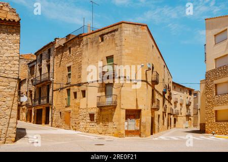 Ein Blick auf die alten Häuser der Hauptstraße und der Lleida Straße, in der Altstadt von Maials, Katalonien, Spanien, an einem sonnigen Sommertag Stockfoto
