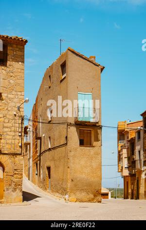 Ein Detail einiger alter Häuser in der Altstadt von Maials in der Provinz Lleida, Katalonien, Spanien, an einem sonnigen Sommertag Stockfoto