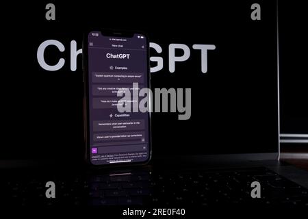 Azoren, Portugal - 21.01.2023: Laptop-Bildschirm mit Chat-GPT-Logo und Smartphone-Bildschirm im Vordergrund mit Chat-Eingabeaufforderung von Chat-GPT von OpenAI Stockfoto