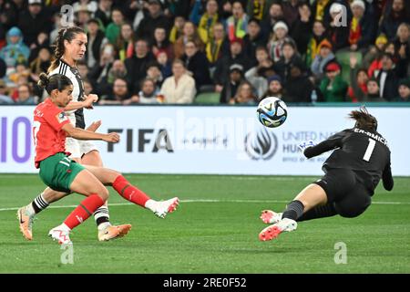 Melbourne, Australien. 24. Juli 2023. Fußball, Frauen: Weltmeisterschaft, Deutschland - Marokko, Vorrunde, Gruppe H, Matchday 1, Melbourne Rectangular Stadium: Deutschlands Felicitas Rauch (2. von links) schießt den Ball vorbei an Marokkos Torhüter Khadija Er-Rmichi (r) in einem Einzelgespräch mit Marokkos Hanane Ait El Haj (l). Das Ziel wurde nicht gezählt. Kredit: Sebastian Christoph Gollnow/dpa/Alamy Live News Stockfoto