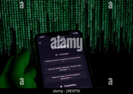 Azoren, Portugal - 21.01.2023: Smartphone-Bildschirm mit ChatGPT-Prompt-Webseite auf Matrixhintergrund. ChatGPT von OpenAI entwickelt Stockfoto