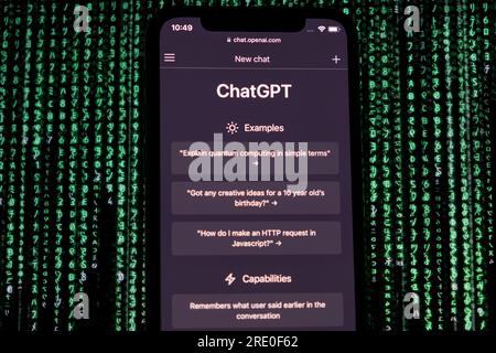 Azoren, Portugal - 21.01.2023: Smartphone-Bildschirm mit ChatGPT-Prompt-Webseite auf Matrixhintergrund. ChatGPT von OpenAI entwickelt Stockfoto