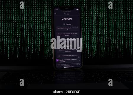 Azoren, Portugal - 21.01.2023: Smartphone-Bildschirm mit ChatGPT-Prompt-Webseite, oben auf einem Laptop mit Matrix-Hintergrundbildschirm. ChatGPT entwickelt von O Stockfoto