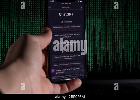 Azoren, Portugal - 21.01.2023: Smartphone mit Handgriff und ChatGPT-Prompt-Webseite, auf einem Matrixhintergrund. ChatGPT von OpenAI entwickelt Stockfoto