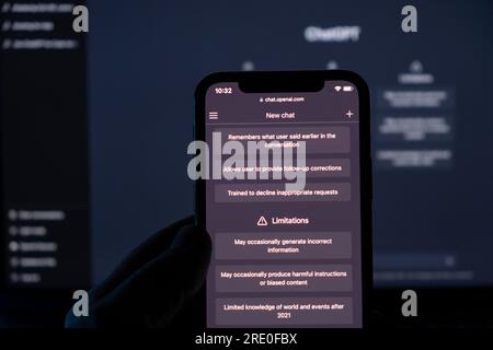 Azoren, Portugal – 21.01.2023: ChatGPT-Prompt-Webseite für Smartphone-Handbetrieb und im Hintergrund verschwommen die ChatGPT auf einem Laptop-Bildschirm. ChatGPT b Stockfoto