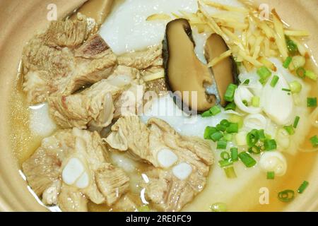 Schweineknochen mit Ingwer-Belag und schwarzem Pilz auf der Schüssel Stockfoto