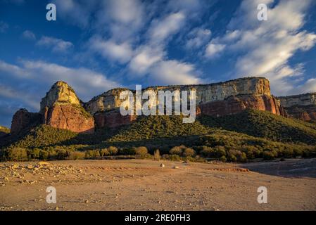 Klippen von Puig de la Forcala und Tavertet, in der Collsacabra, vom Sau-Stausee bei Sonnenaufgang aus gesehen (Osona, Barcelona, Katalonien, Spanien) Stockfoto