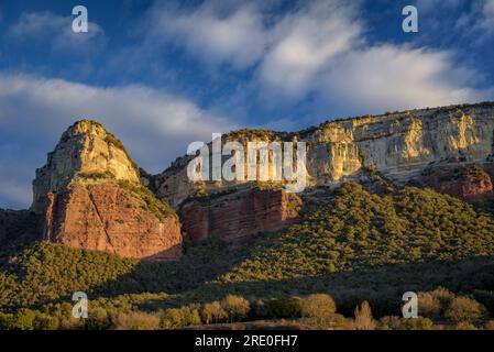 Klippen von Puig de la Forcala und Tavertet, in der Collsacabra, vom Sau-Stausee bei Sonnenaufgang aus gesehen (Osona, Barcelona, Katalonien, Spanien) Stockfoto