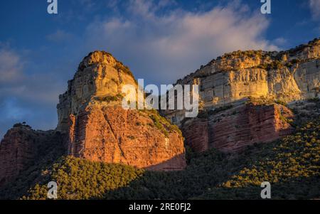 Klippen von Puig de la Forcala und Tavertet, in der Collsacabra, vom Sau-Stausee bei Sonnenaufgang aus gesehen (Osona, Barcelona, Katalonien, Spanien) Stockfoto