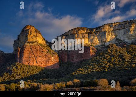 Klippen von Puig de la Forcala und Tavertet, in der Collsacabra, vom Sau-Stausee bei Sonnenaufgang aus gesehen (Osona, Barcelona, Katalonien, Spanien) Stockfoto