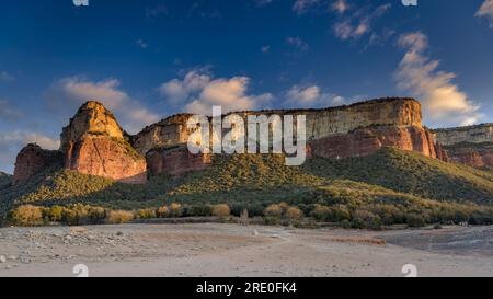 Klippen von Puig de la Forcala und Tavertet, in der Collsacabra, vom Sau-Stausee bei Sonnenaufgang aus gesehen (Osona, Barcelona, Katalonien, Spanien) Stockfoto