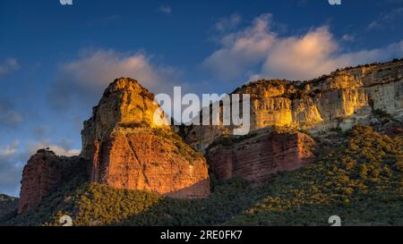 Klippen von Puig de la Forcala und Tavertet, in der Collsacabra, vom Sau-Stausee bei Sonnenaufgang aus gesehen (Osona, Barcelona, Katalonien, Spanien) Stockfoto