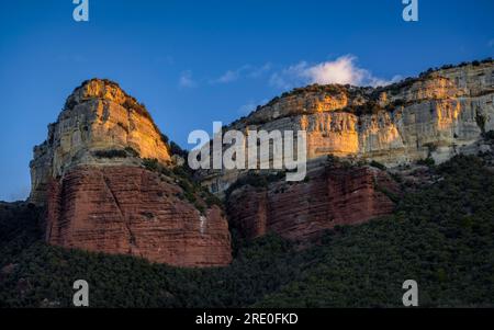 Klippen von Puig de la Forcala und Tavertet, in der Collsacabra, vom Sau-Stausee bei Sonnenaufgang aus gesehen (Osona, Barcelona, Katalonien, Spanien) Stockfoto