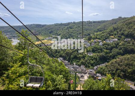 Blick von der Seilbahn auf die Mosel, das Schloss Reichsburg und die deutsche Stadt Cochem am Fluss Stockfoto