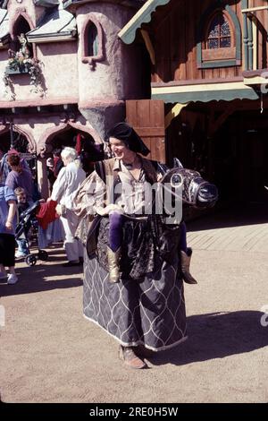 Gold Canyon AZ USA. 2/1999. Arizona Renaissance Festival Lifestyle 16. Century findet in der Regel von 10 Uhr bis 6 Uhr samstags und sonntags vom 4. Februar bis 2. April bei jedem Wetter statt. Bunte Kostüme, jede Menge Essen und wundervolle Unterhaltung für Jung und Alt. Stockfoto