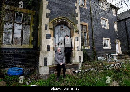 Die Ironbridge C of E School wurde 1969 geschlossen, nachdem der Spielplatz aufgelöst wurde. Die ehemaligen Schülerschwestern Carol und Rose Wincott besuchen uns mehr als 50 Jahre später. Stockfoto