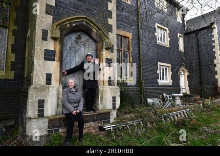 Die Ironbridge C of E School wurde 1969 geschlossen, nachdem der Spielplatz aufgelöst wurde. Die ehemaligen Schülerschwestern Carol und Rose Wincott besuchen uns mehr als 50 Jahre später. Stockfoto