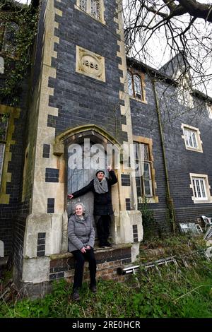 Die Ironbridge C of E School wurde 1969 geschlossen, nachdem der Spielplatz aufgelöst wurde. Die ehemaligen Schülerschwestern Carol und Rose Wincott besuchen uns mehr als 50 Jahre später. Stockfoto